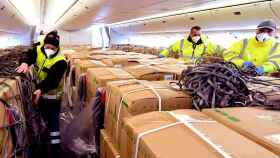 Imagen de un avión de pasajeros, transformado en carguero, transportando material sanitario procedente de China / EP