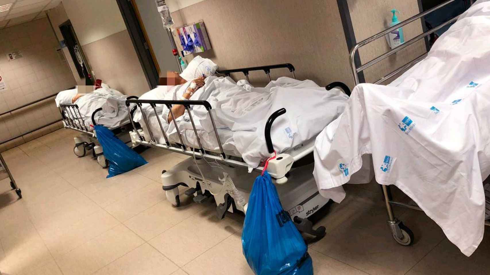 Imagen de archivo de varios pacientes, en los pasillos de las urgencias del Hospital La Paz de España, una de las noticias del día / @URGENCIAS LA PAZ