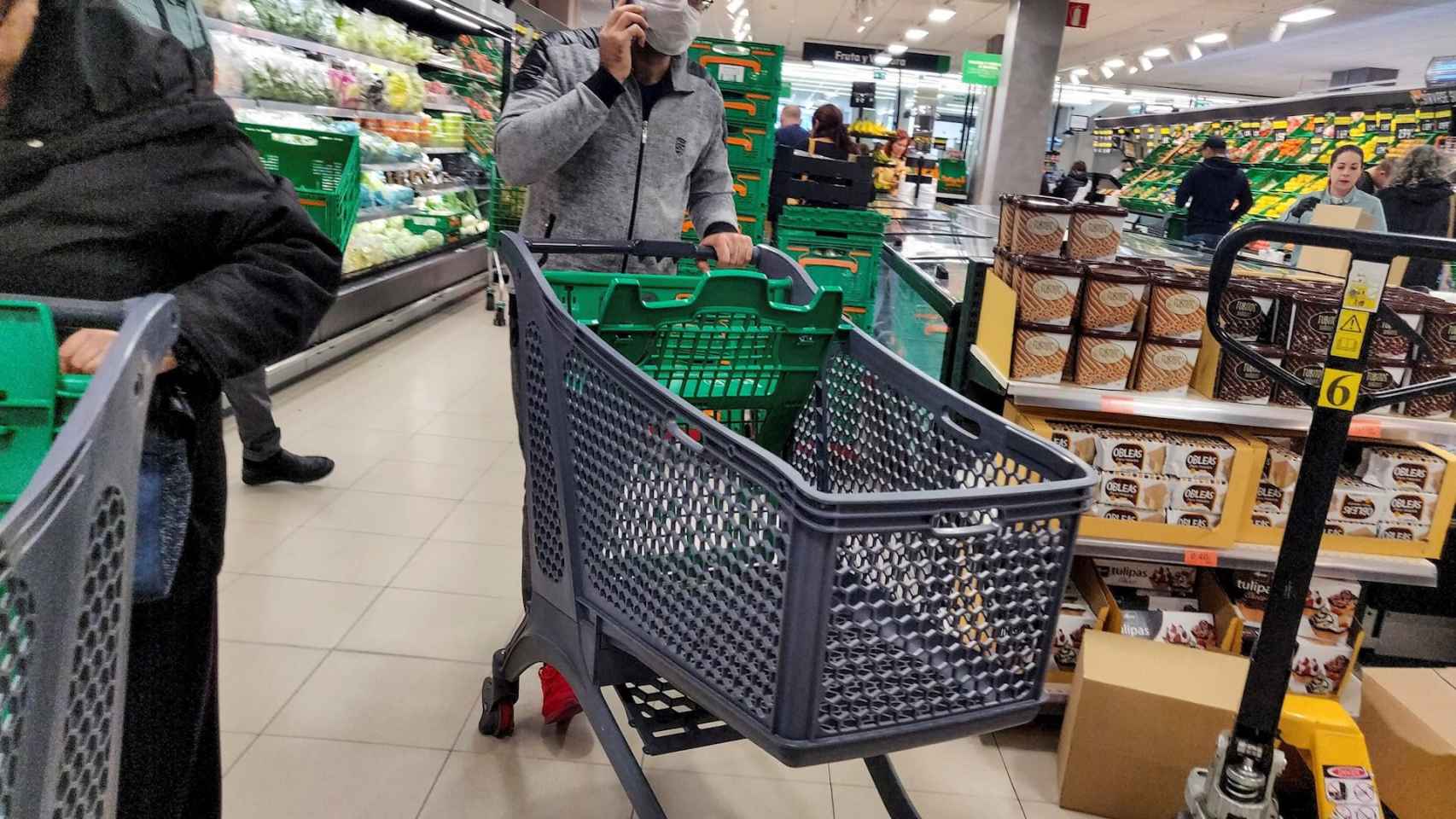 Un cliente con mascarilla acude este martes a un supermercado de Madrid / EFE
