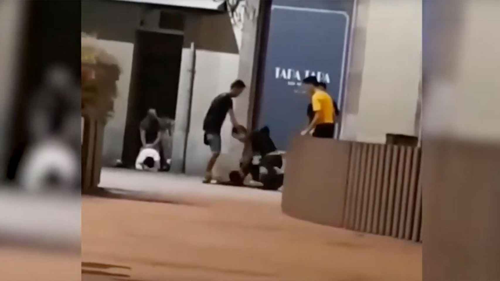 Dos personas practican sexo junto a una pelea a puñetazos en Barcelona / CG