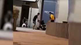 Dos personas practican sexo junto a una pelea a puñetazos en Barcelona / CG