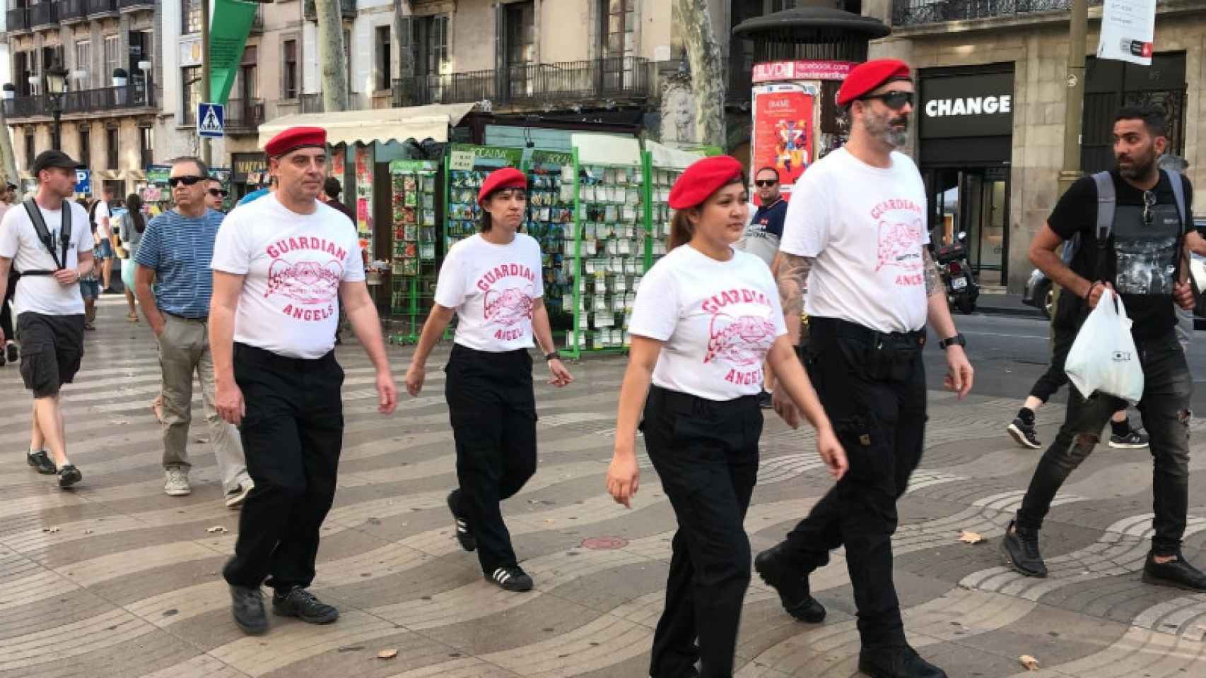 La patrulla ciudadana 'The Guardian Angels' mientras pasea por Barcelona / TWITTER