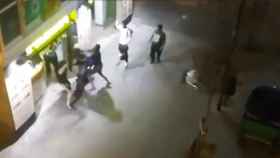 Imagen de la pelea a guantazos en la confluencia de las calles Sevilla y Judici de la Barceloneta, en Barcelona / CG