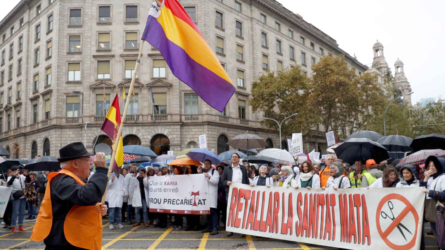 Personal de la Sanidad catalana durante una de las protestas de esta semana ante la sede del ICS / EFE
