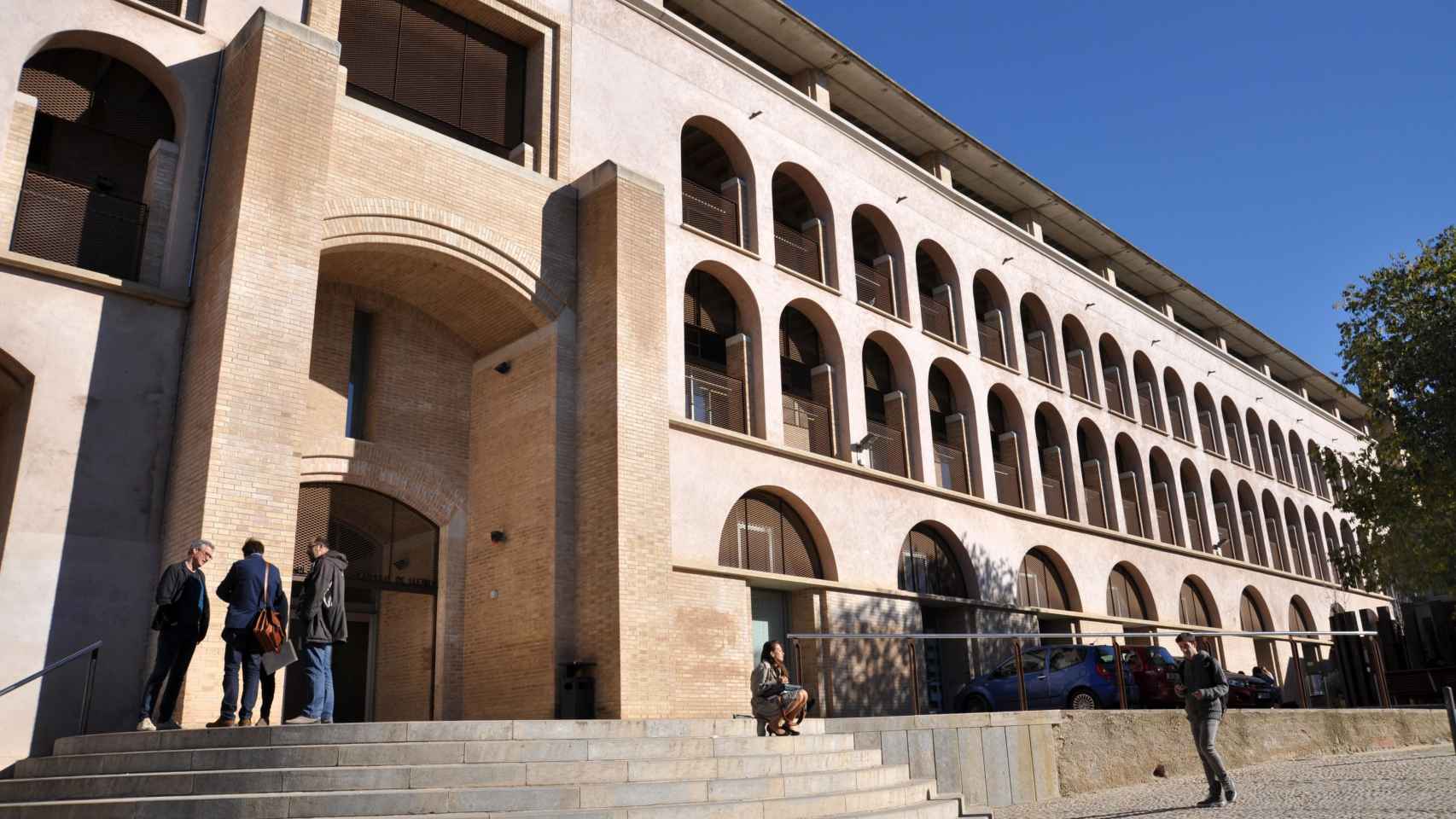 Entrada a la Facultad de Letras de la Universidad de Girona