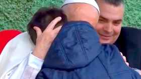 El Papa Francisco consuela a un niño huérfano