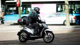 Una conductora en una moto en Barcelona, donde han limitado su circulación durante periodos de contaminación / EP
