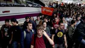 Los manifestantes, en su mayoría estudiantes, que paralizaron el AVE en la estación de Sants / AVE