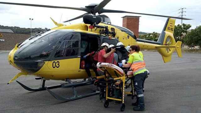 El helicóptero de los Bomberos de la Generalitat en una imagen de archivo en pleno rescate de una víctima / GENCAT