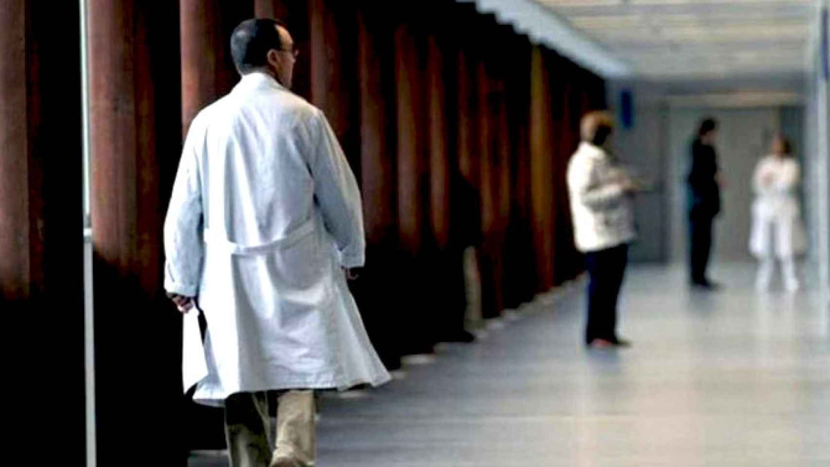 Médicos en el pasillo de un hospital en Cataluña / EFE