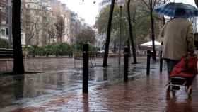 Una vecina de Barcelona camina en pleno episodio de lluvia / EP