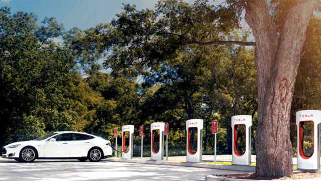 Una de las gasolineras eléctricas de Tesla, los 'Superchargers', que la compañía ha instalado en España / CG