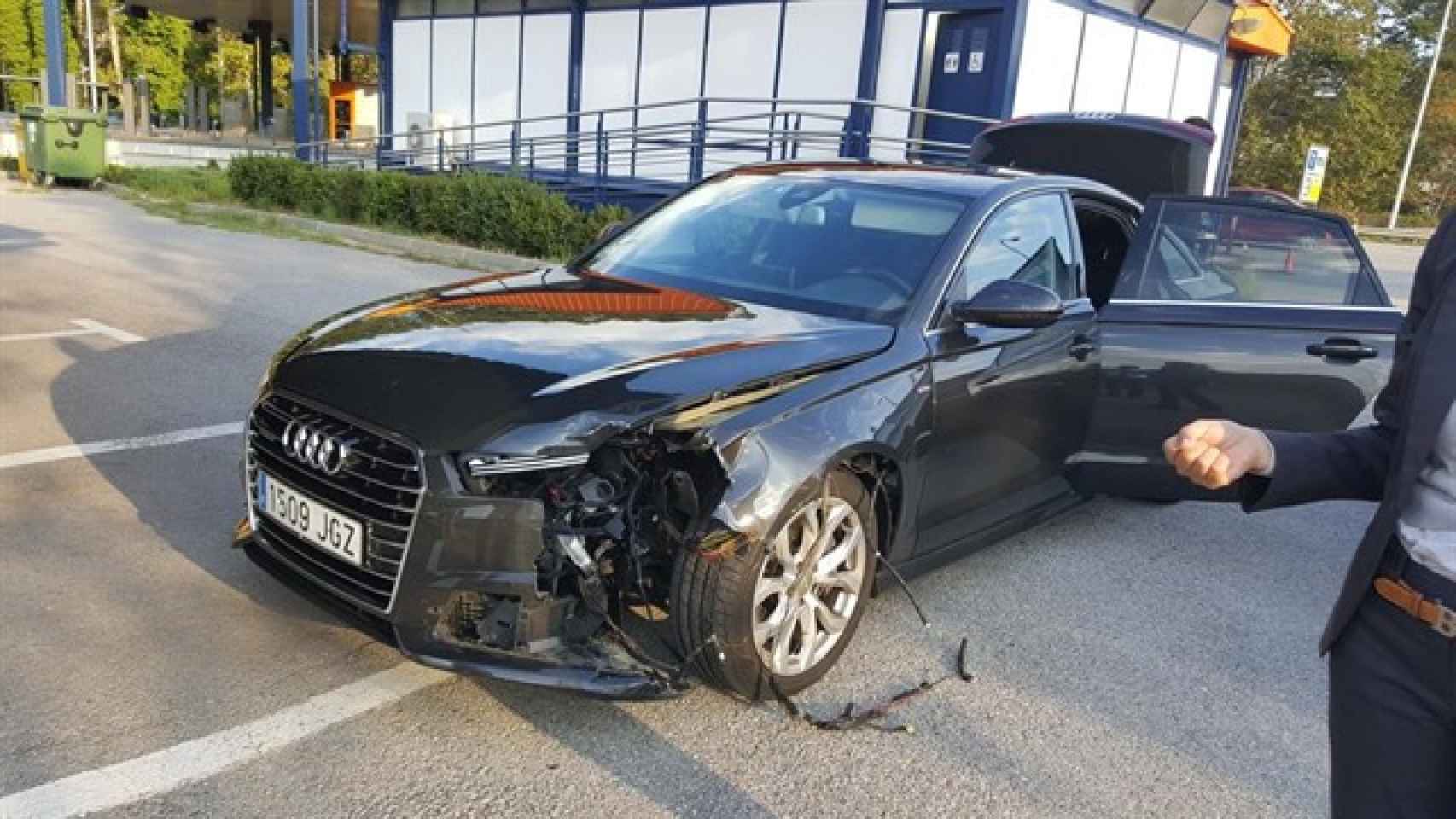 El coche oficial del presidente catalán, Carles Puigdemont, tras recibir el impacto de la rueda de un camión / TWITTER
