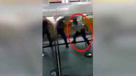 Captura del vídeo en el que se ve al pasajero mientras propina puñetazos a dos policías