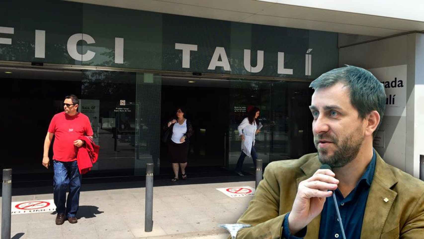 El consejero catalán de Sanidad, Toni Comín, junto a la entrada a la Corporación Sanitaria Taulí de Sabadell.
