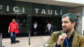 El consejero catalán de Sanidad, Toni Comín, junto a la entrada a la Corporación Sanitaria Taulí de Sabadell.