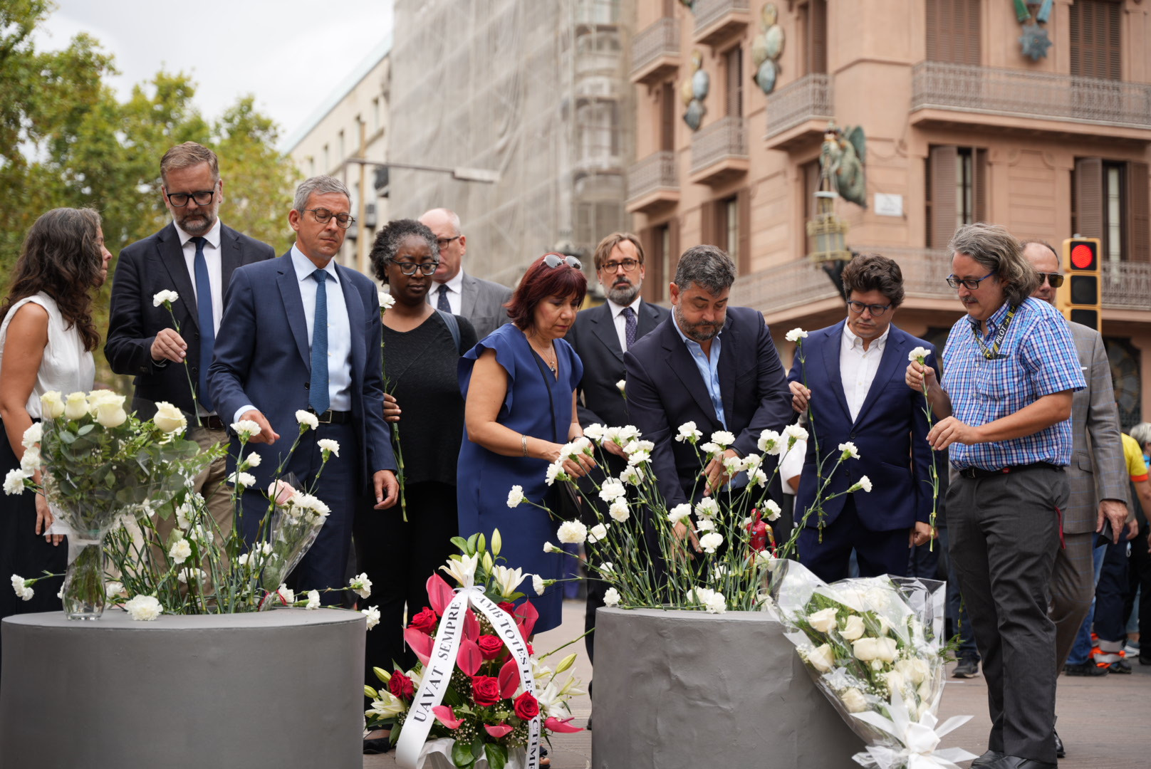 Familiares de las víctimas depositan flores en el lugar del atentado / LUIS MIGUEL AÑÓN - CRÓNICA GLOBAL