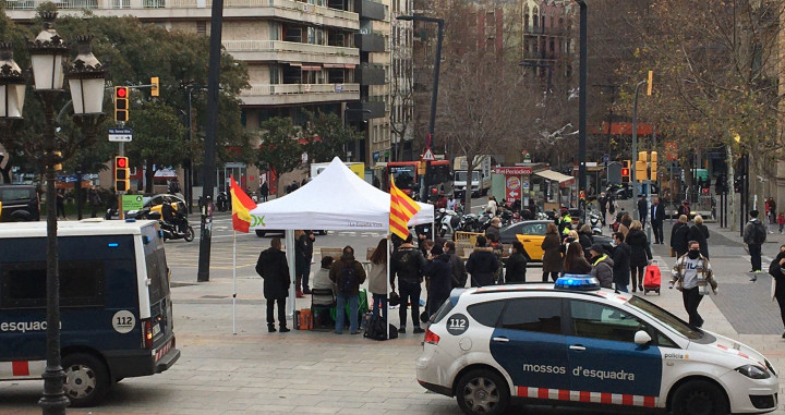 Efectivos de Mossos d'Esquadra blindan la carpa de Vox en Gràcia / BERXAT ( TWITTER)