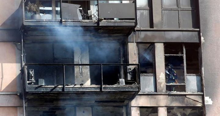 Así han quedado los pisos quemados en el edificio de la zona alta de Barcelona / EFE