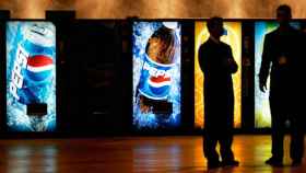 Dos directivos, ante máquinas de 'vending' de Pepsi / EFE