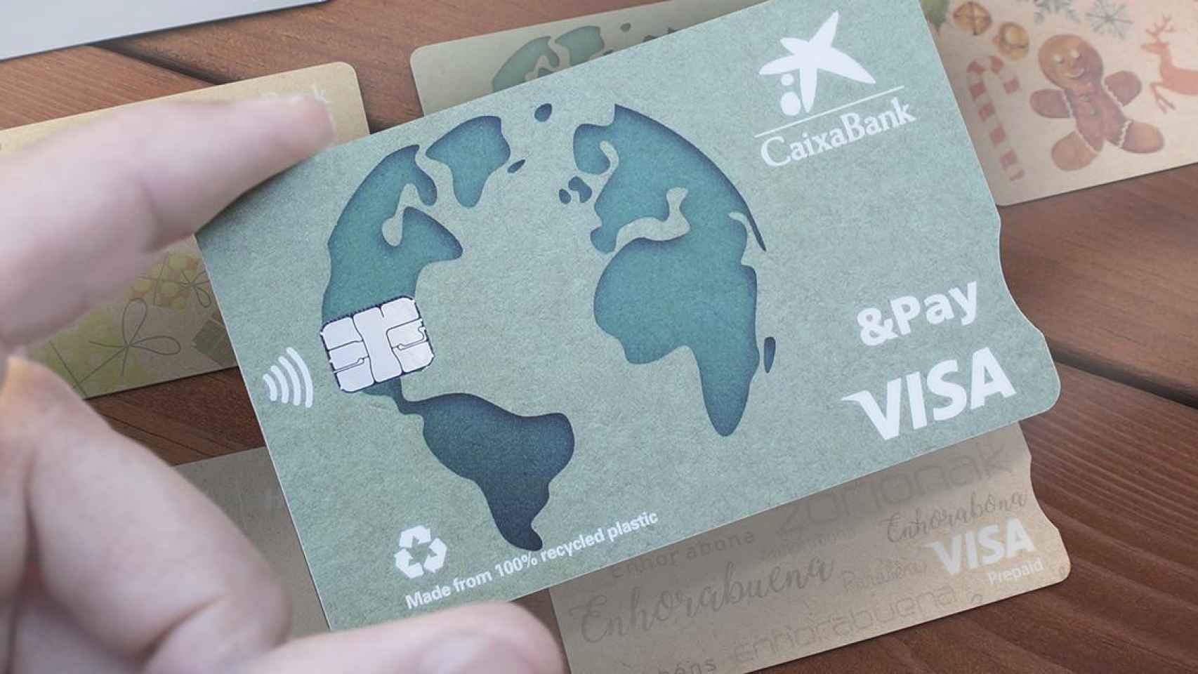 Una tarjeta de CaixaBank hecha con material reciclado / CAIXABANK
