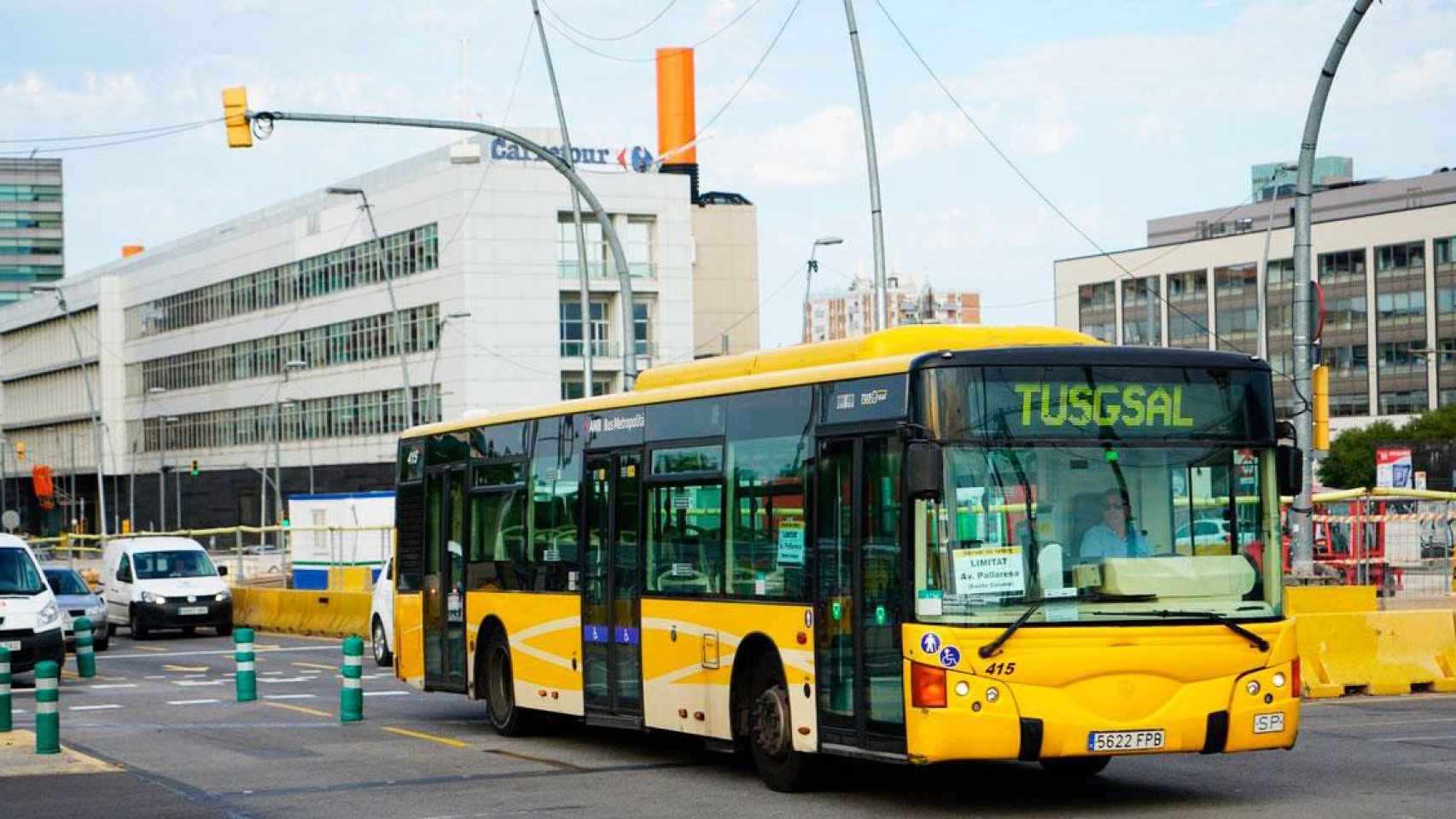 Un autobús de Tusgsal circulando por la plaza de les Glòries de Barcelona / CG