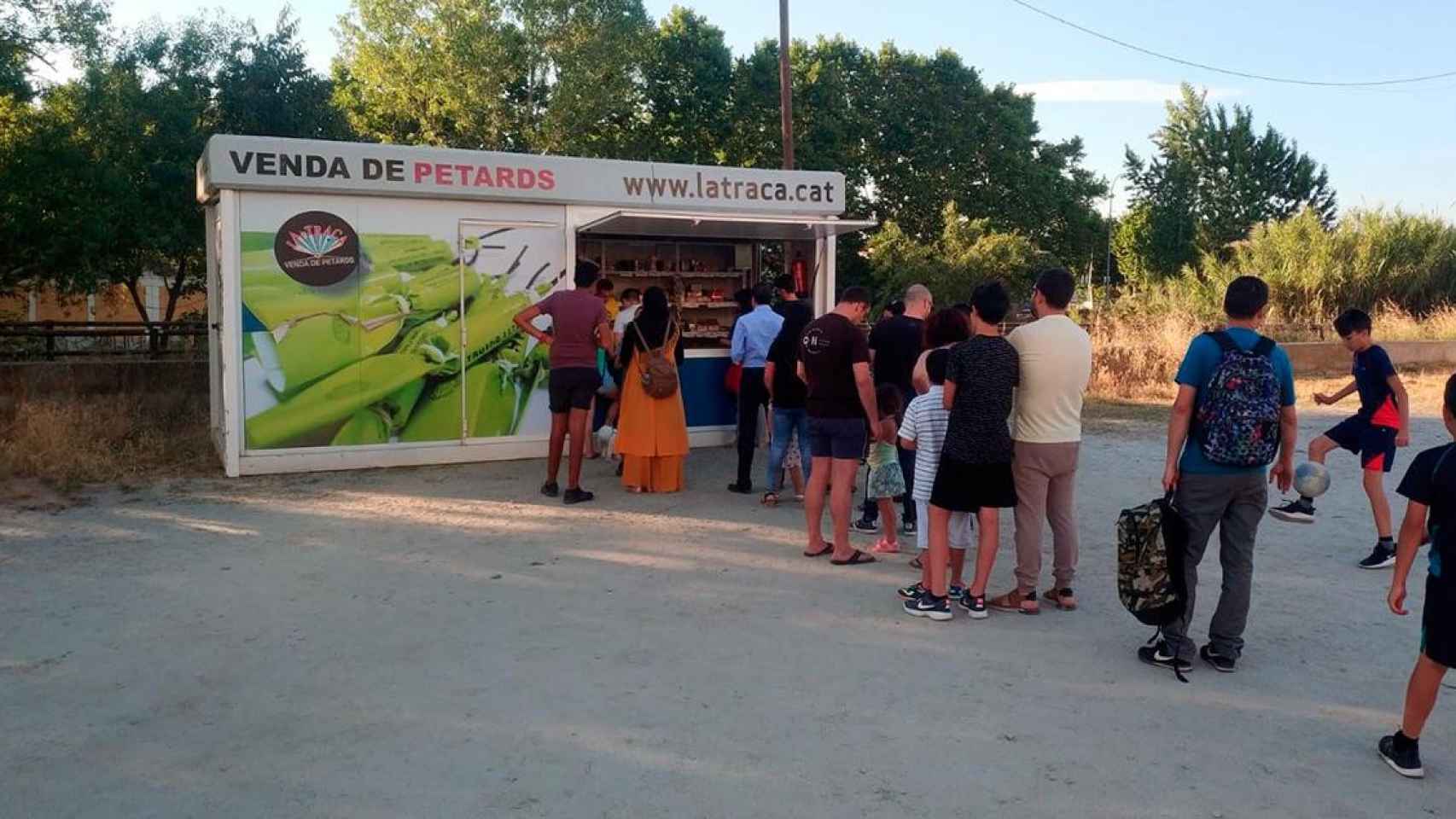 Varias personas hacen cola en una caseta de venta de petardos en Cataluña con motivo de Sant Joan / EP