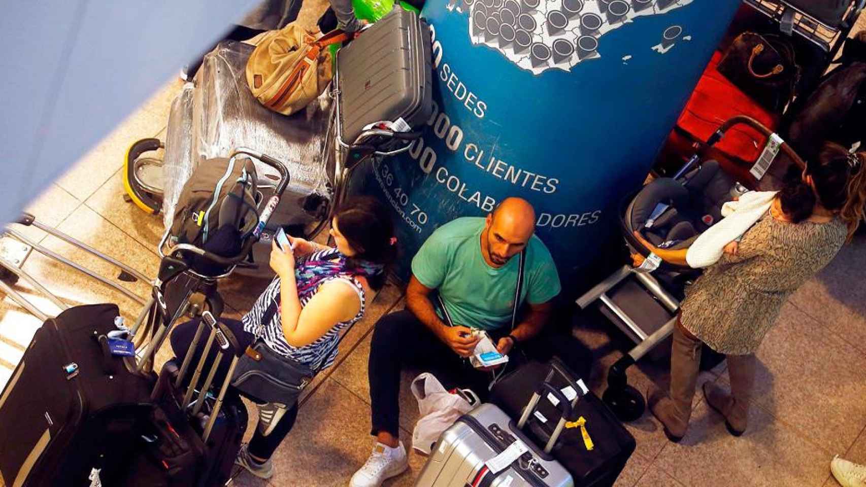 Turistas tirados en el suelo en el aeropuerto de Barcelona-El Prat el lunes / EFE