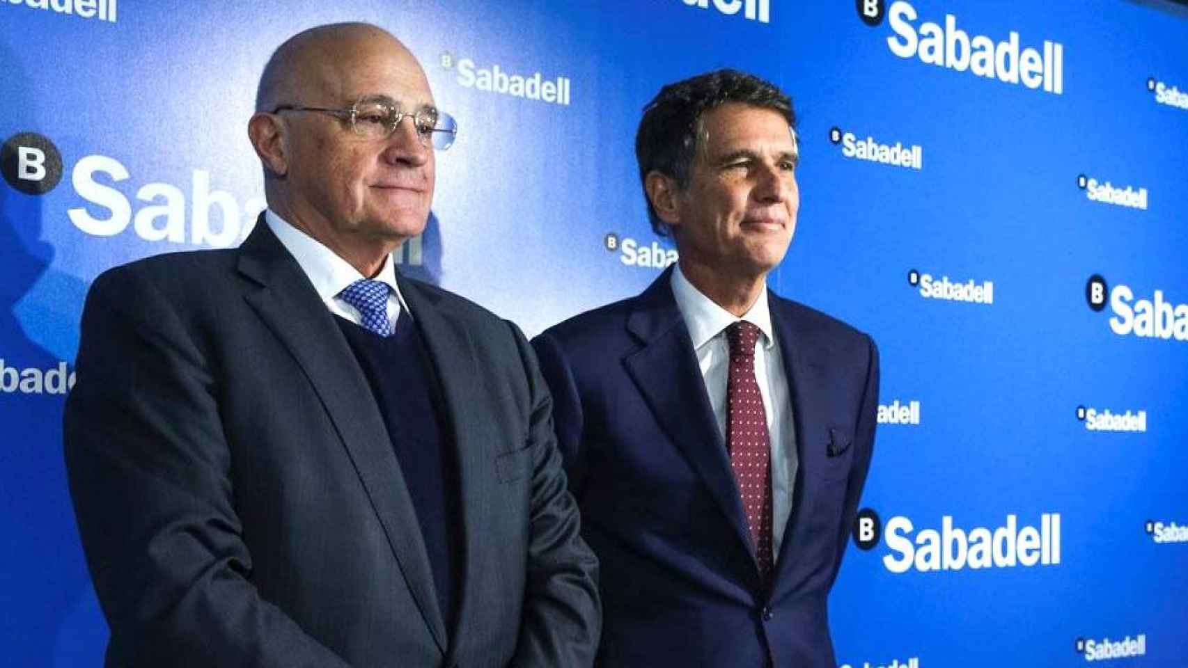 El presidente de Banco Sabadell, Josep Oliu (i), y el consejero delegado de la entidad, Jaume Guardiola (d) / EFE