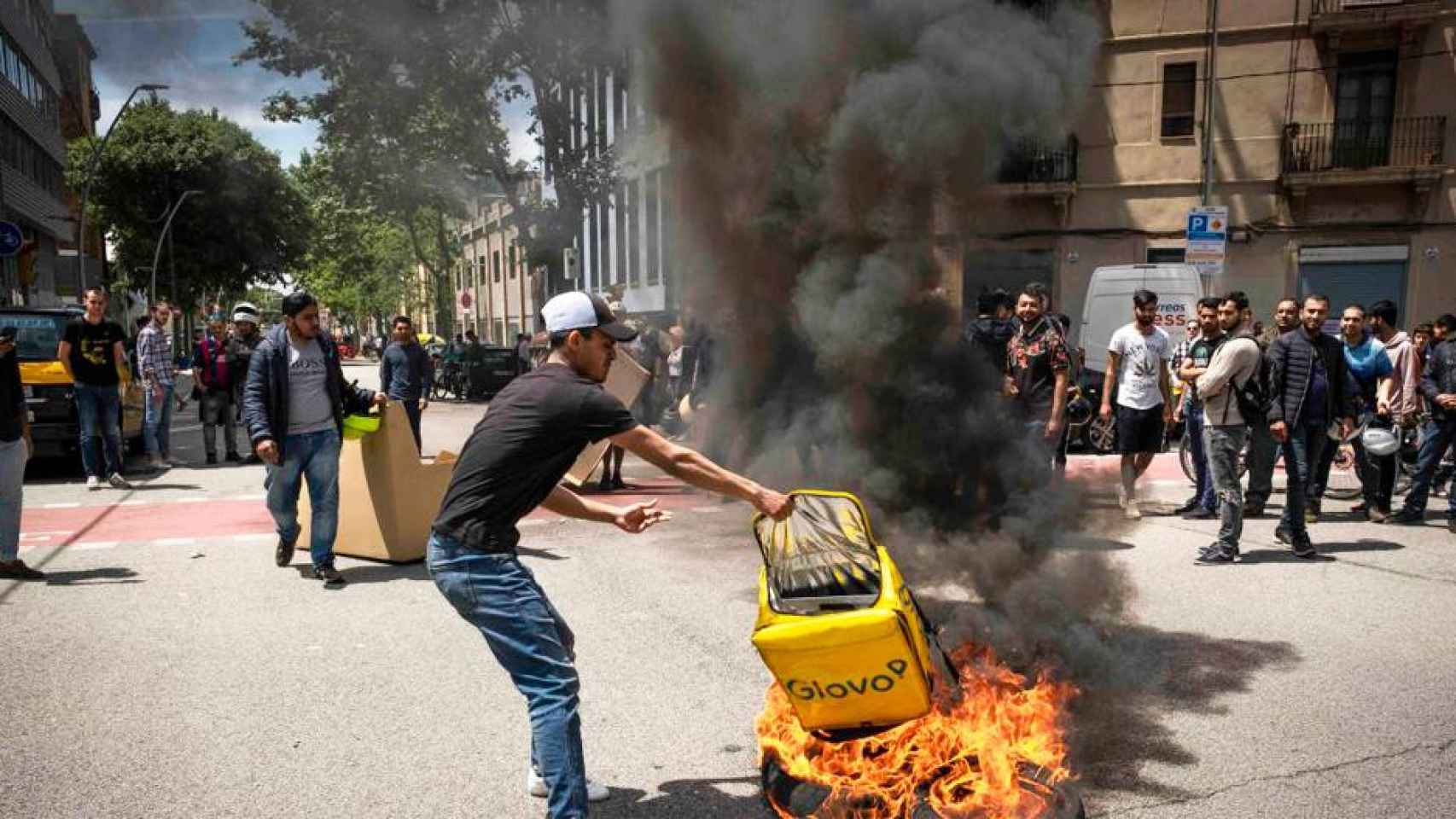 Repartidores de Glovo quemando mochilas tras la muerte del 'rider' Pujan Koirala en Barcelona / CG