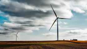 Molinos de viento, ejemplo de energía renovable de economía verde / PIXABAY