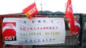 La pancarta que los trabajadores de Cacaolat han instalado en las rejas de la factoría en el primer día de huelga indefinida en la factoría / CGT