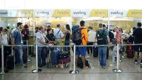 Pasajeros de Vueling en el aeropuerto de El Prat, en una imagen de archivo / EFE