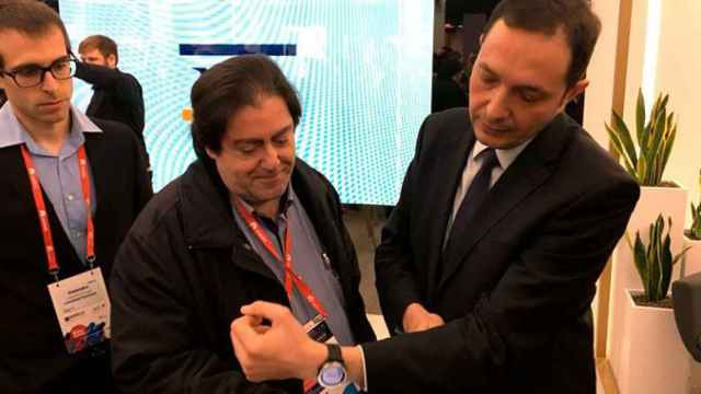 Miguel Ángel Pozuelo (d), director de desarrollo del negocio de tarjetas de Caixabank con uno de los relojes de Garmin en el MWC / CG