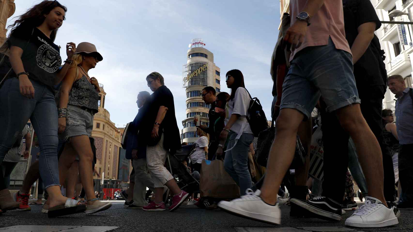 Turistas cruzan la Gran Vía de Madrid / EFE
