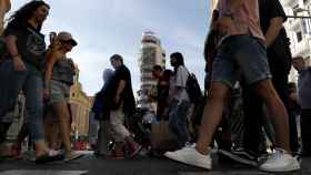 Turistas cruzan la Gran Vía de Madrid / EFE