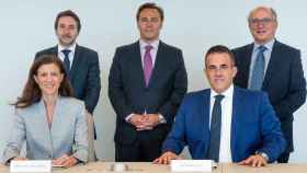 Directivos de Repsol y El Corte Inglés tras la firma del acuerdo