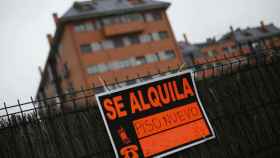 Un cartel que indica el alquiler de un piso, cuyo precio será regulado por la Generalitat