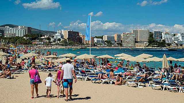 Imagen de una playa llena de gente / EUROPA PRESS