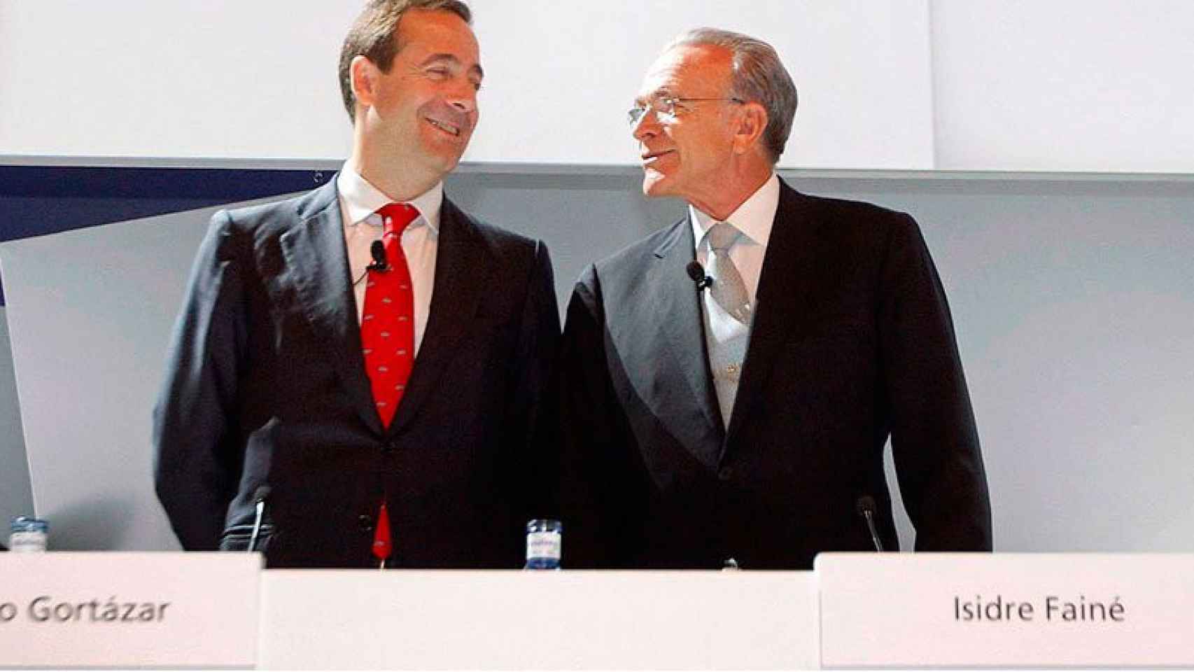 Gonzalo Gortázar (I), consejero delegado de Caixabank, e Isidro Fainé, su presiente, han sido los principales interlocutores en la negociación.