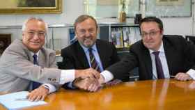 De izquierda a derecha, el director de ACM España, François Martin; el presidente del RACC, Josep Mateu, y el director de RACC Seguros, Juan Loscos
