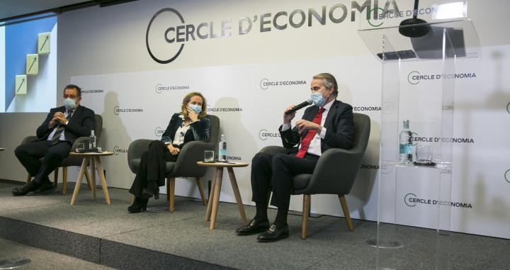 Nadia Calviño, en el centro, junto a Javier Faus, en el Círculo de Economía / CdE