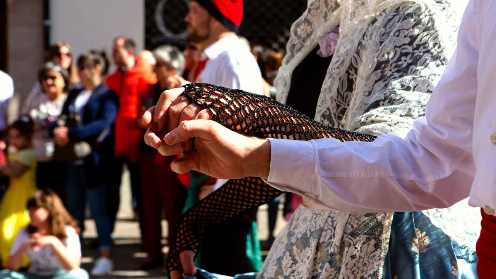 Detalle de dos bailarines de la Tornaboda con la vestimenta tradicional durante una parte de la danza / AJUNTAMENT DE VILADECANS
