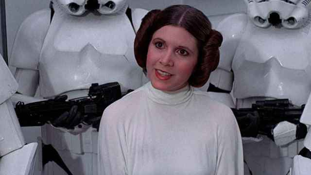 La actriz Carrie Fischer, caracterizada como Princesa Leia, en 'La Guerra de las Galaxias'