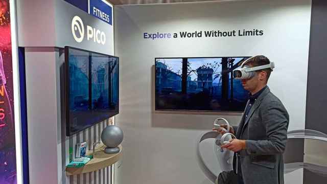 Un asistente al Mobile World Congress prueba las gafas de realidad virtual de Pico / HUGO SÁNCHEZ - CRÓNICA GLOBAL