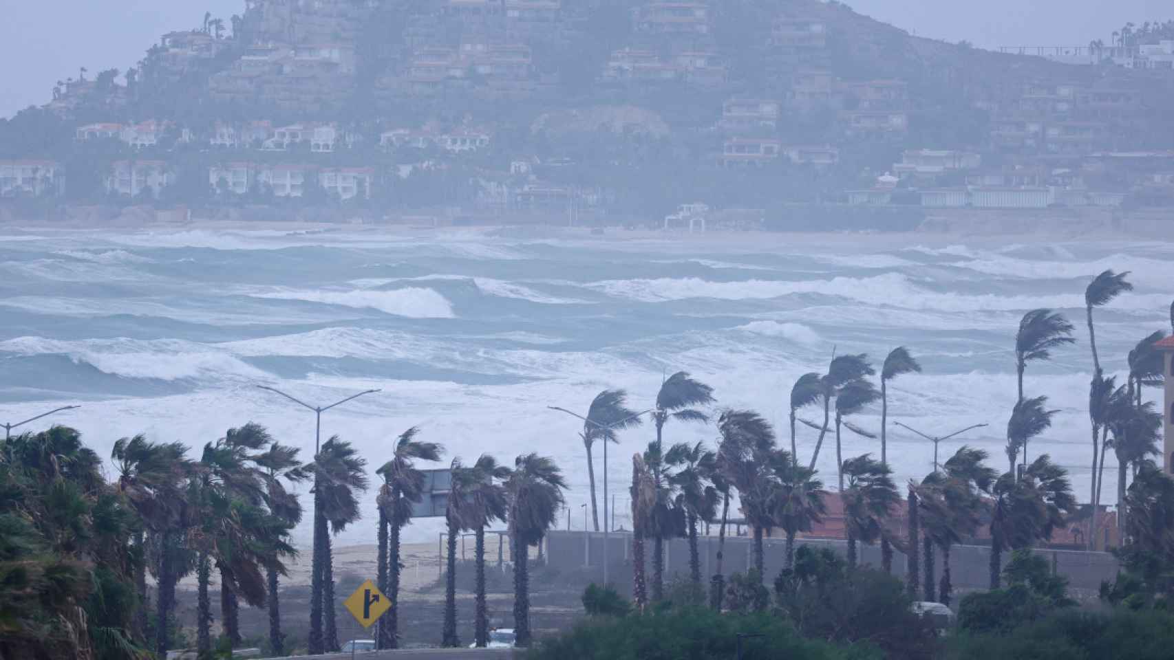 Fotografía del fuerte oleaje ante la llegada del huracán Kay en Los Cabos (México) / EFE
