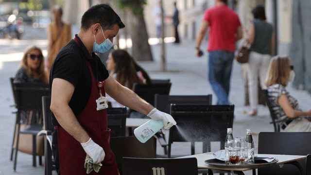 Un camarero limpia una mesa / EFE