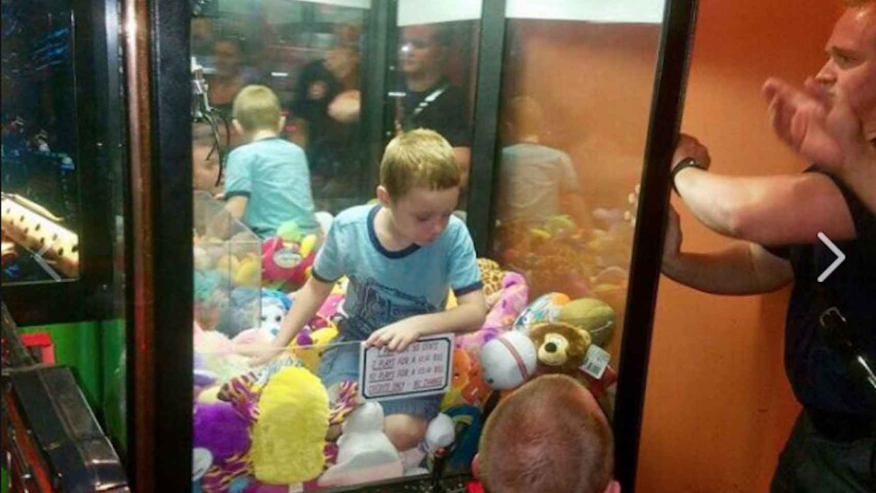 Una foto del niño atrapado en la máquina de peluches / Facebook