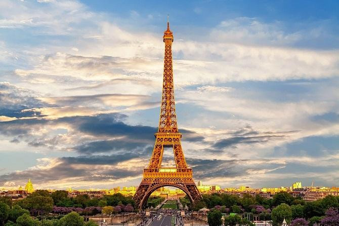 La Torre Eiffel de París / Pete Linforth EN PIXABAY