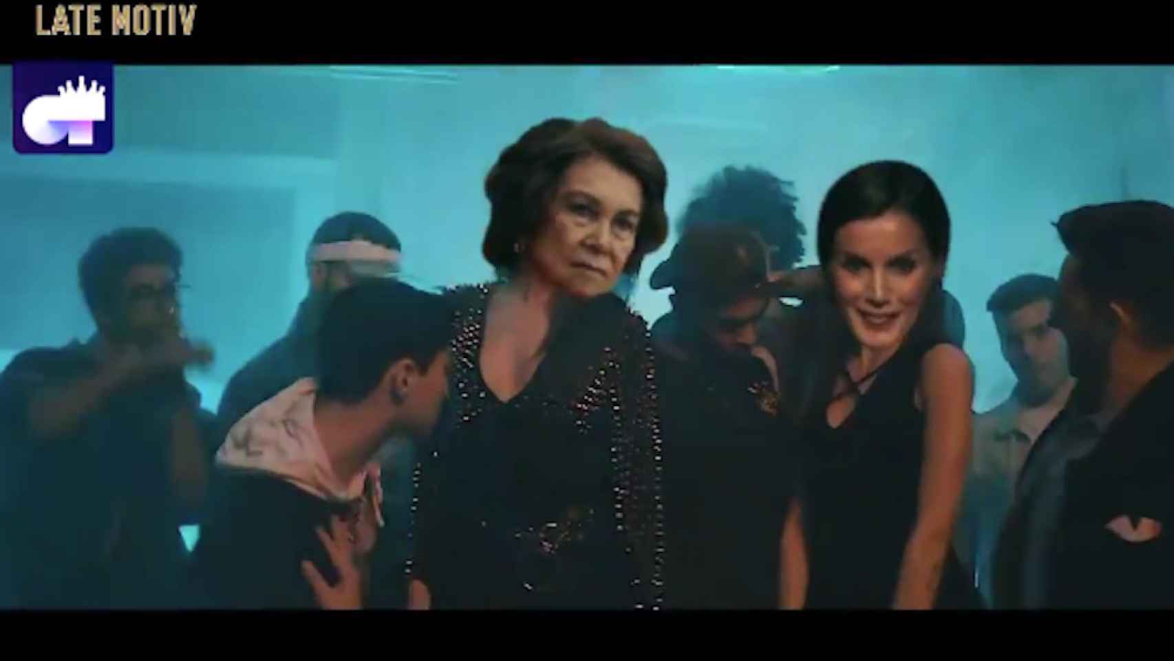 Una foto de la parodia de la reina Letizia y la reina Sofía de la canción 'Lo Malo'